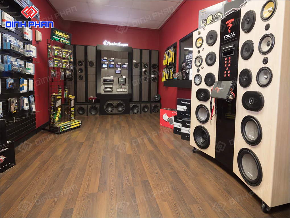 Showroom trưng bày sản phẩm âm thanh có lối đi rộng rãi