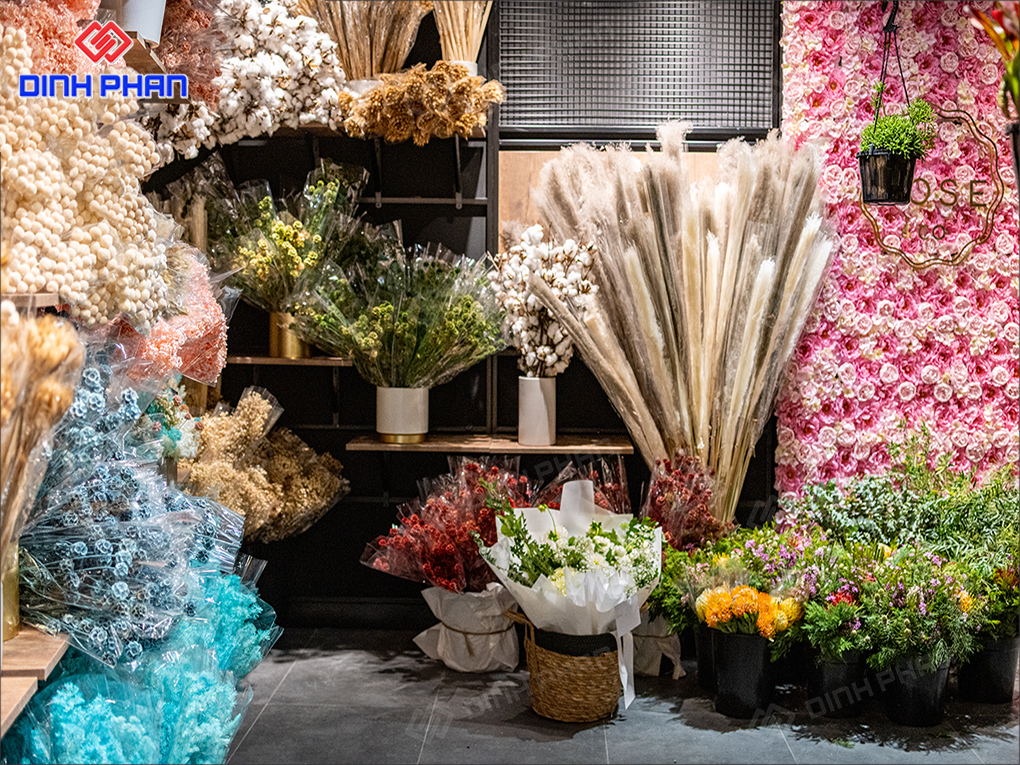 Shop trưng bày các loại hoa tươi